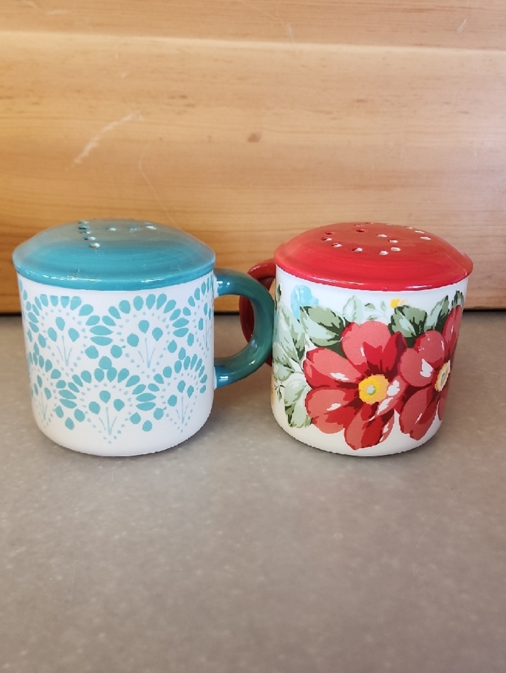 The Pioneer Woman, Ceramic Red Floral and Teal Pattern Salt & Pepper Shakers. - Picture 3 of 13